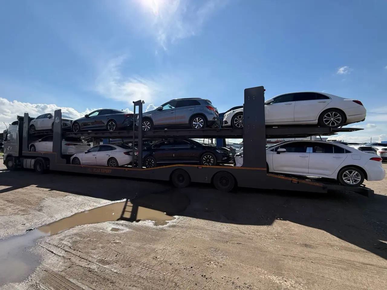 Автовоз с легковыми автомобилями на рассвете